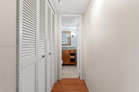 Condo in Pompano Beach, Florida, 1 bedroom  № 1799243 - photo 18