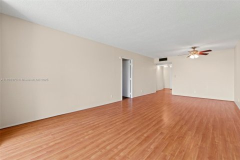Condo in Pompano Beach, Florida, 1 bedroom  № 1799243 - photo 10