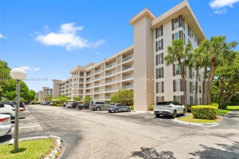 Condo in Pompano Beach, Florida, 1 bedroom  № 1799243 - photo 1