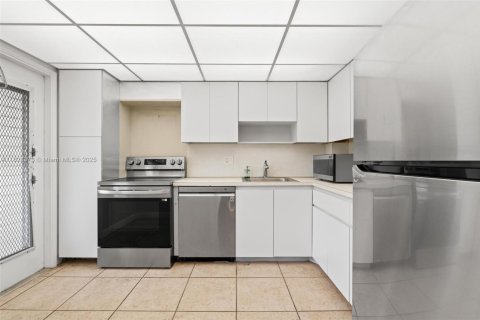 Condo in Pompano Beach, Florida, 1 bedroom  № 1799243 - photo 5