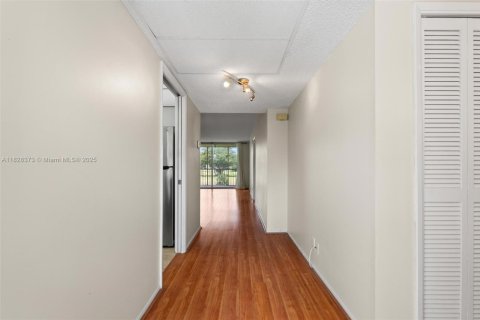 Condo in Pompano Beach, Florida, 1 bedroom  № 1799243 - photo 4