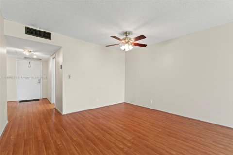Condo in Pompano Beach, Florida, 1 bedroom  № 1799243 - photo 17