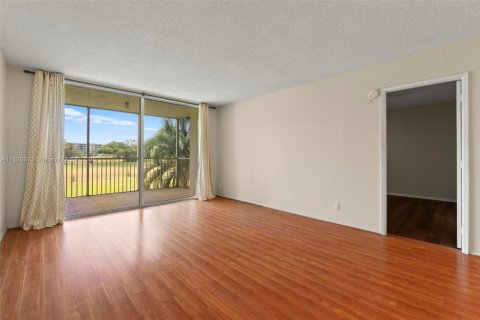 Condo in Pompano Beach, Florida, 1 bedroom  № 1799243 - photo 9