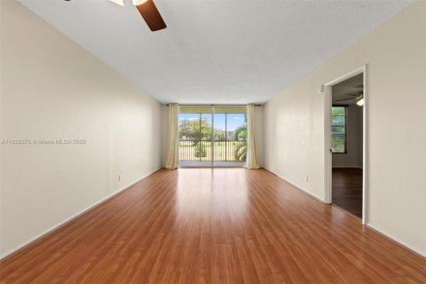 Condo in Pompano Beach, Florida, 1 bedroom  № 1799243 - photo 8