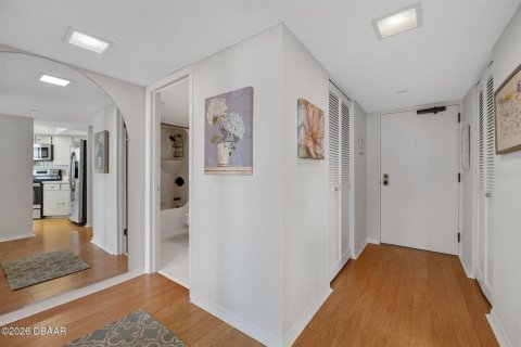Condo in Daytona Beach, Florida, 1 bedroom № 2151102 - photo 11