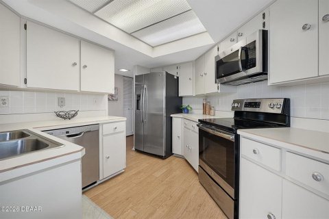 Condo in Daytona Beach, Florida, 1 bedroom № 2151102 - photo 9