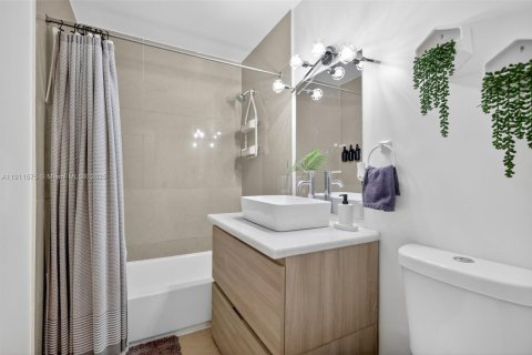 House in Miami, Florida 3 bedrooms, 128.86 sq.m. № 2013395 - photo 17