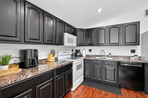 House in Miami, Florida 3 bedrooms, 128.86 sq.m. № 2013395 - photo 10