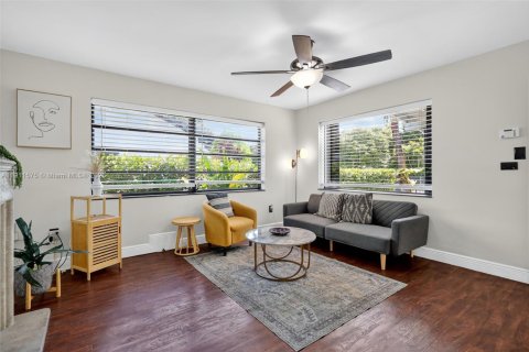 House in Miami, Florida 3 bedrooms, 128.86 sq.m. № 2013395 - photo 5