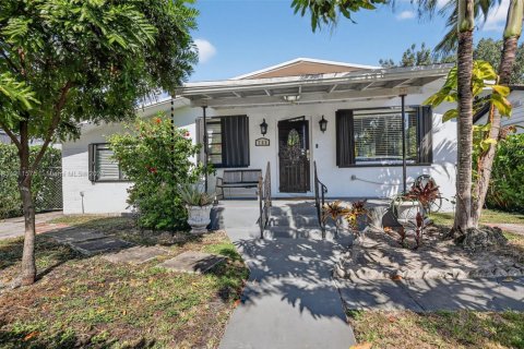 House in Miami, Florida 3 bedrooms, 128.86 sq.m. № 2013395 - photo 2