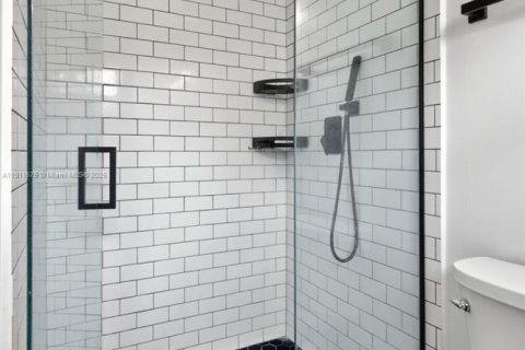 House in Miami, Florida 3 bedrooms, 128.86 sq.m. № 2013395 - photo 29