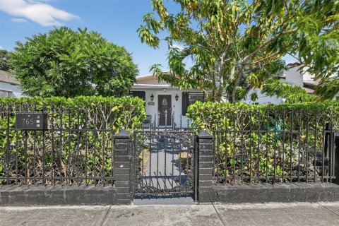 House in Miami, Florida 3 bedrooms, 128.86 sq.m. № 2013395