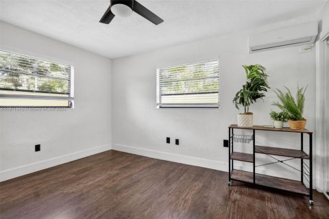 House in Miami, Florida 3 bedrooms, 128.86 sq.m. № 2013395 - photo 30