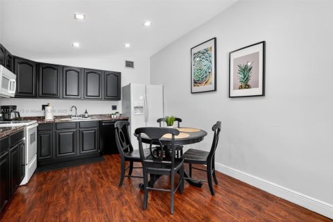 House in Miami, Florida 3 bedrooms, 128.86 sq.m. № 2013395 - photo 9