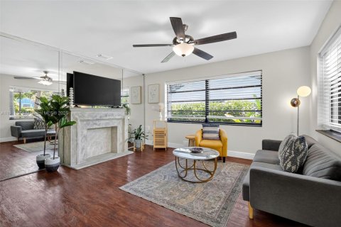 House in Miami, Florida 3 bedrooms, 128.86 sq.m. № 2013395 - photo 4