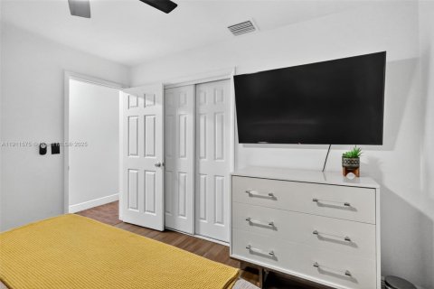 House in Miami, Florida 3 bedrooms, 128.86 sq.m. № 2013395 - photo 19