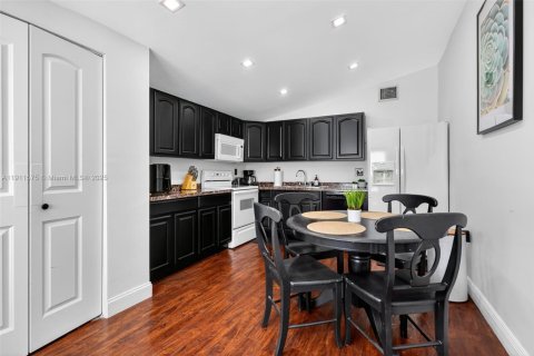 House in Miami, Florida 3 bedrooms, 128.86 sq.m. № 2013395 - photo 8