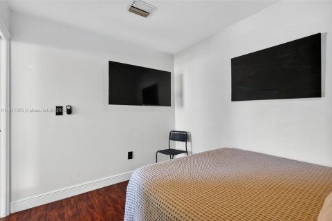 House in Miami, Florida 3 bedrooms, 128.86 sq.m. № 2013395 - photo 13