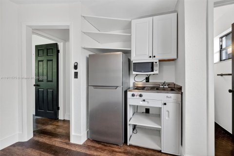 House in Miami, Florida 3 bedrooms, 128.86 sq.m. № 2013395 - photo 24