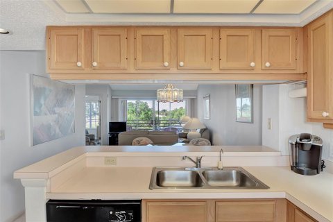 Condo in Venice, Florida, 2 bedrooms  № 2166765 - photo 16