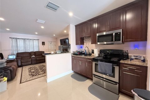 House in Tamarac, Florida 2 bedrooms, 91.14 sq.m. № 2382403