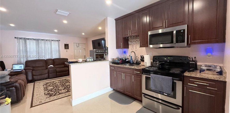 House in Tamarac, Florida 2 bedrooms, 91.14 sq.m. № 2382403