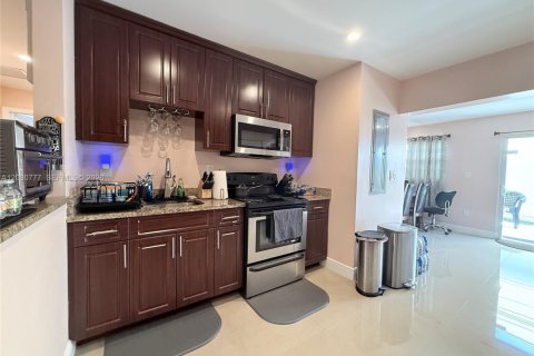 House in Tamarac, Florida 2 bedrooms, 91.14 sq.m. № 2382403 - photo 2