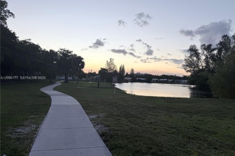 House in Tamarac, Florida 2 bedrooms, 91.14 sq.m. № 2382403 - photo 13