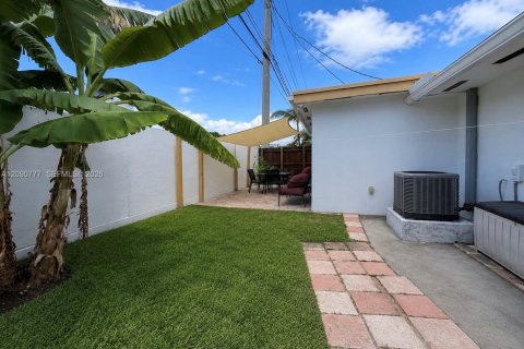 House in Tamarac, Florida 2 bedrooms, 91.14 sq.m. № 2382403 - photo 11