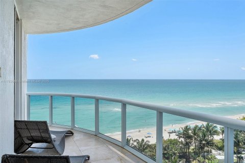Condo in Sunny Isles Beach, Florida, 3 bedrooms  № 1705730 - photo 1