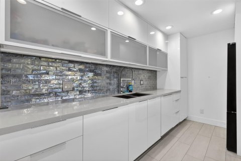 Condo in Miami, Florida, 3 bedrooms  № 2042392 - photo 23