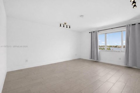Condo in Miami, Florida, 3 bedrooms  № 2042392 - photo 9