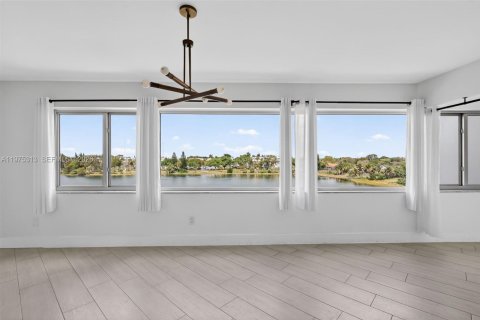 Condo in Miami, Florida, 3 bedrooms  № 2042392 - photo 7
