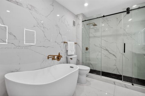 Condo in Miami, Florida, 3 bedrooms  № 2042392 - photo 12