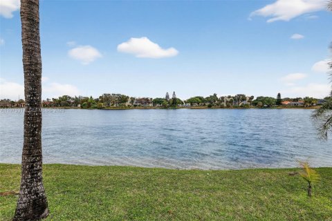 Condo in Miami, Florida, 3 bedrooms  № 2042392 - photo 2