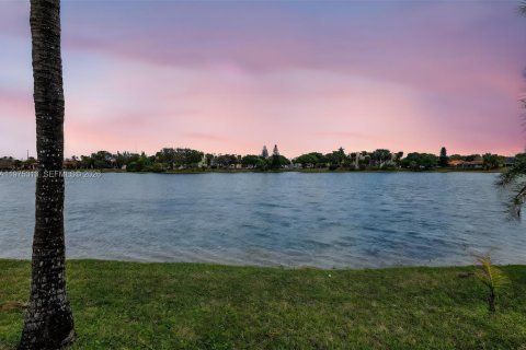 Condo in Miami, Florida, 3 bedrooms  № 2042392 - photo 3