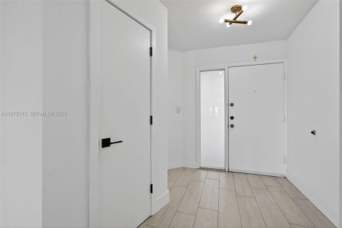 Condo in Miami, Florida, 3 bedrooms  № 2042392 - photo 26