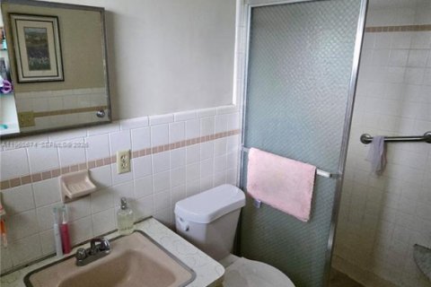 Condo in Hollywood, Florida, 2 bedrooms  № 2024545 - photo 9