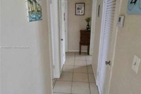 Condo in Hollywood, Florida, 2 bedrooms  № 2024545 - photo 5