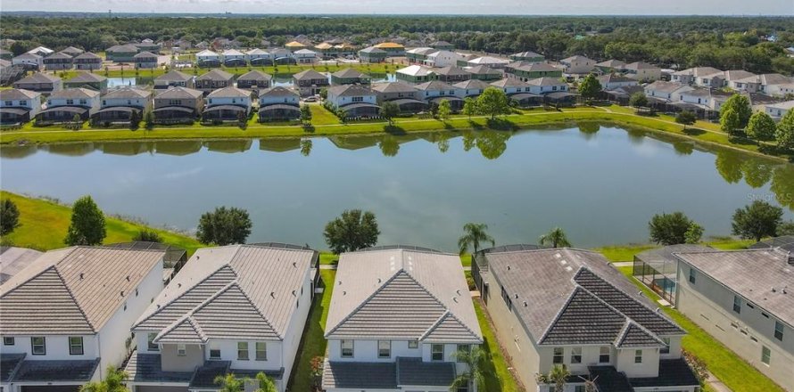 Casa en Kissimmee, Florida 9 dormitorios, 369.66 m2 № 1911466