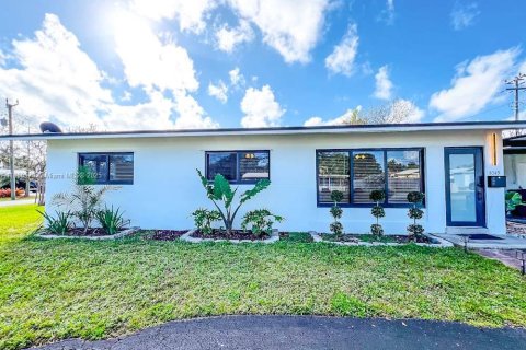 House in Wilton Manors, Florida 3 bedrooms, 129.32 sq.m. № 1892102 - photo 1