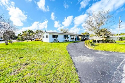 House in Wilton Manors, Florida 3 bedrooms, 129.32 sq.m. № 1892102 - photo 3