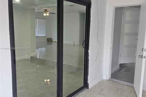 House in Wilton Manors, Florida 3 bedrooms, 129.32 sq.m. № 1892102 - photo 26