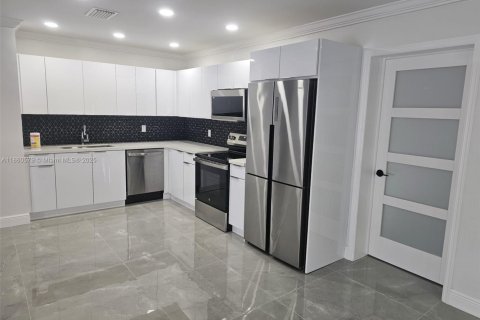 House in Wilton Manors, Florida 3 bedrooms, 129.32 sq.m. № 1892102 - photo 29