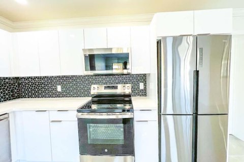 House in Wilton Manors, Florida 3 bedrooms, 129.32 sq.m. № 1892102 - photo 10