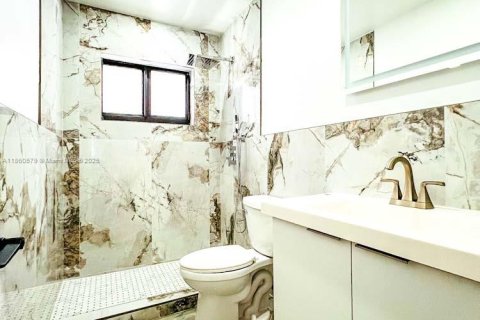 House in Wilton Manors, Florida 3 bedrooms, 129.32 sq.m. № 1892102 - photo 12