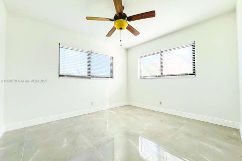 House in Wilton Manors, Florida 3 bedrooms, 129.32 sq.m. № 1892102 - photo 14