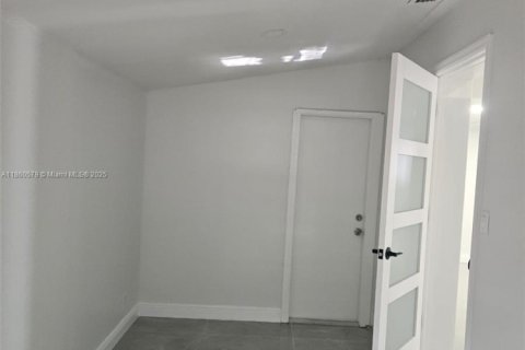 House in Wilton Manors, Florida 3 bedrooms, 129.32 sq.m. № 1892102 - photo 27