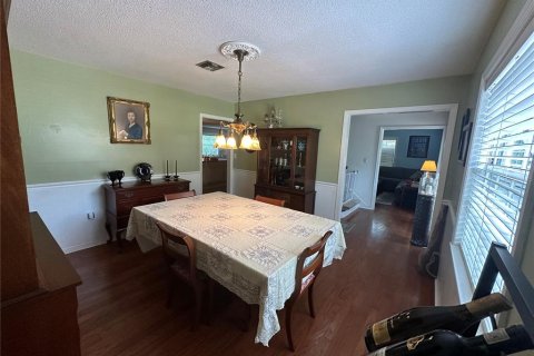 House in Leesburg, Florida 5 bedrooms, 304.72 sq.m. № 2201496 - photo 3