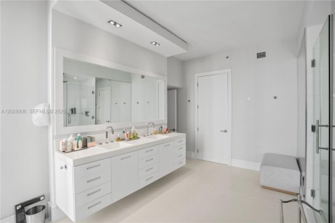 Condo in Sunny Isles Beach, Florida, 3 bedrooms № 2241402 - photo 11